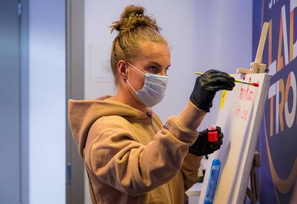 Mandatory Credit: Photo by Rob Prange Shutterstock (11800202ae) Svetlana Kuznetsova of Russia paints a painting at the 2021 St. Petersburg Ladies Trophy WTA, Tennis Damen 1000 tournament WTA St Petersburg Ladies Trophy, Tennis, St Petersburg, Russia - 16 Mar 2021 WTA St Petersburg Ladies Trophy, Tennis, St Petersburg, Russia - 16 Mar 2021  Copyright: xRobxPrange Shutterstockx 11800202ae
