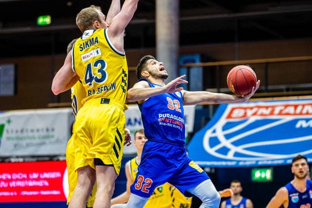 Roko Rogic 32 Syntainics MBC , Luke Sikma 43 Alba Berlin during the match Season 2020 2021 Men in the EasyCredit Bundesliga between Syntainics MBC and Alba Berlin at Stadthalle Weissenfels on 16 March 2021 in Weissenfels, Sachsen Anhalt, Germany