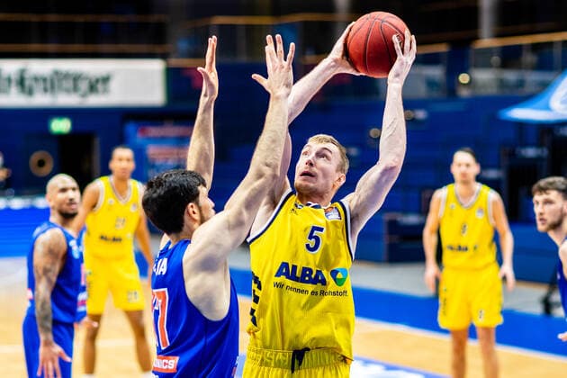 Niels Giffey 5 Alba Berlin , Aleksandar Marelja 17 Syntainics MBC during the match Season 2020 2021 Men in the EasyCredit Bundesliga between Syntainics MBC and Alba Berlin at Stadthalle Weissenfels on 16 March 2021 in Weissenfels, Sachsen Anhalt, Germany