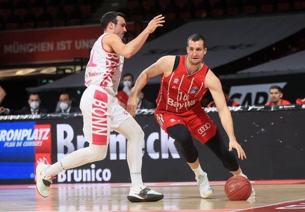 16 03 2021, FC Bayern Baskets vs Telekom Baskets Bonn, Audi Dome, Munich, in the picture Anthony DiLeo telekom baskets Bonn vs Paul Zipser FCB Basketball