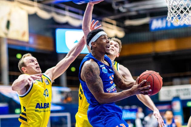 Kyndahl Hill 11 Syntainics MBC , Luke Sikma 43 Alba Berlin during the match Season 2020 2021 Men in the EasyCredit Bundesliga between Syntainics MBC and Alba Berlin at Stadthalle Weissenfels on 16 March 2021 in Weissenfels, Sachsen Anhalt, Germany