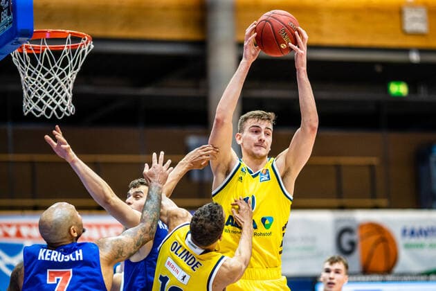 Tim Schneider 10 Alba Berlin during the match season 2020 2021 men in the EasyCredit Bundesliga between Syntainics MBC and Alba Berlin at Stadthalle Weissenfels on 16 March 2021 in Weissenfels, Saxony Anhalt, Germany