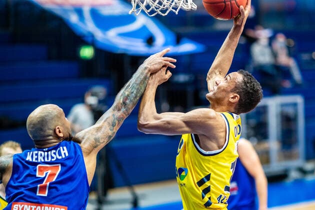 Louis Olinde 19 Alba Berlin , Sergio Kerusch 7 Syntainics MBC during the match Season 2020 2021 Men in the EasyCredit Bundesliga between Syntainics MBC and Alba Berlin at Stadthalle Weissenfels on 16 March 2021 in Weissenfels, Sachsen Anhalt, Germany