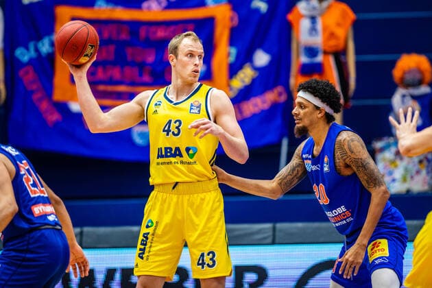 Luke Sikma 43 Alba Berlin , Deron Washinton 20 Syntainics MBC during the match Season 2020 2021 Men in the EasyCredit Bundesliga between Syntainics MBC and Alba Berlin at Stadthalle Weissenfels on 16 March 2021 in Weissenfels, Sachsen Anhalt, Germany