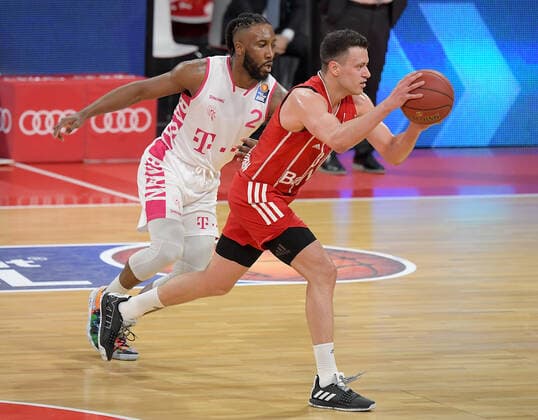 16 03 2021, xemx, Basketball BBL Bundesliga, FC Bayern Muenchen Basketball Telekom Baskets Bonn emspor, v l Xavier Pollard Telekom Baskets Bonn , Zan Mark Sisko FC Bayern Basketball Muenchen