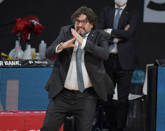 16 03 2021, xemx, Basketball BBL Bundesliga, FC Bayern Muenchen Basketball Telekom Baskets Bonn emspor, v l Head Coach Andrea Trinchieri FC Bayern Basketball gives instructions, gestures with arms, gesticulate, gives instructions Muenchen