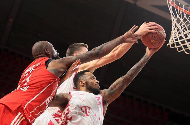 16 03 2021, FC Bayern Baskets vs Telekom Baskets Bonn, Audi Dome, Munich, in picture James Gist FCB Basketball vs James Thompson IV telekom baskets Bonn