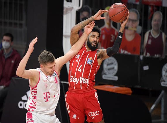 16 03 2021, xemx, Basketball BBL Bundesliga, FC Bayern Muenchen Basketball Telekom Baskets Bonn emspor, v l Strahinja Micovic Telekom Baskets Bonn , Dennis Jerome Seeley FC Bayern Basketball duel, duel, fight, tackle Muenchen