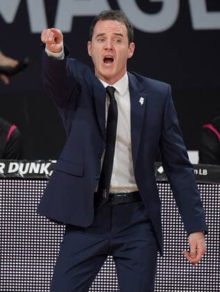 16 03 2021, xemx, Basketball BBL Bundesliga, FC Bayern Muenchen Basketball Telekom Baskets Bonn emspor, v l head coach William Voigt Telekom Baskets Bonn gives instructions, gestures with arms, gesticulate, gives instructions Muenchen