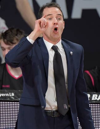 16 03 2021, xemx, Basketball BBL Bundesliga, FC Bayern Muenchen Basketball Telekom Baskets Bonn emspor, v l head coach William Voigt Telekom Baskets Bonn gives instructions, gestures with arms, gesticulate, gives instructions Muenchen