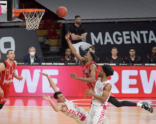 16 03 2021, xemx, Basketball BBL Bundesliga, FC Bayern Muenchen Basketball Telekom Baskets Bonn emspor, v l Anthony DiLeo Telekom Baskets Bonn , Ja Juan Johnson FC Bayern Basketball Zweikampf, Duel, Kampf, tackle Muenchen