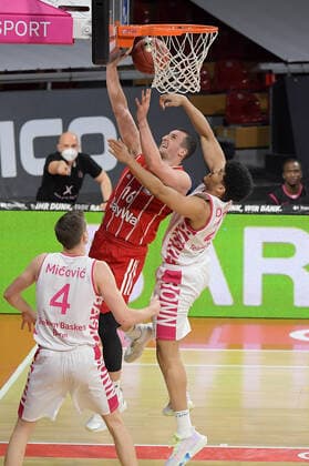 16 03 2021, xemx, Basketball BBL Bundesliga, FC Bayern Muenchen Basketball Telekom Baskets Bonn emspor, v l Paul Zipser FC Bayern Basketball , Gabriel De Oliveira Telekom Baskets Bonn duel, duel, fight, tackle Muenchen