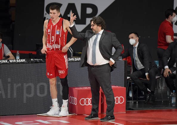 16 03 2021, xemx, Basketball BBL Bundesliga, FC Bayern Muenchen Basketball Telekom Baskets Bonn emspor, v l David Kraemer FC Bayern Basketball , Head Coach Andrea Trinchieri FC Bayern Basketball gives instructions, gestures with arms, gesticulate, gives instructions Muenchen