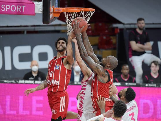 16 03 2021, xemx, Basketball BBL Bundesliga, FC Bayern Muenchen Basketball Telekom Baskets Bonn emspor, v l Nick Weiler Babb FC Bayern Basketball , Anthony DiLeo Telekom Baskets Bonn , James Gist FC Bayern Basketball Zweikampf, Duel, Kampf, tackle Muenchen