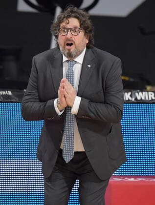 16 03 2021, xemx, Basketball BBL Bundesliga, FC Bayern Muenchen Basketball Telekom Baskets Bonn emspor, v l Head Coach Andrea Trinchieri FC Bayern Basketball gives instructions, gestures with arms, gesticulate, gives instructions Muenchen