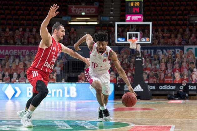 Basketball, BBL, 20210316, FC Bayern München Telekom Basket Bonn In the picture Paul ZIPSER FC Bayern München, 16 and Jalen HUDSON Telekom Baskets Bonn, 6 Munich Audi Dome Bayern Germany Copyright: Passion2Press MarkusxFischerx