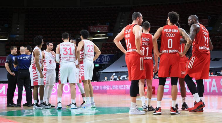 16 03 2021, FC Bayern Baskets vs Telekom Baskets Bonn, Audi Dome, Munich, in the picture referees, Telekom Baskets Bonn and FC Bayern Basketball