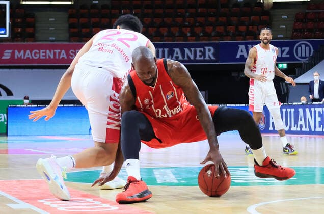 16 03 2021, FC Bayern Baskets vs Telekom Baskets Bonn, Audi Dome, Munich, in picture Gabriel De Oliveira telekom baskets Bonn vs James Gist FCB Basketball