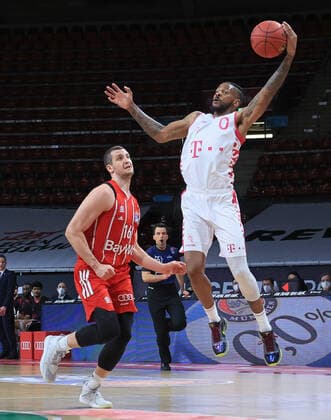 16 03 2021, FC Bayern Baskets vs Telekom Baskets Bonn, Audi Dome, Munich, in the picture Paul Zipser FCB Basketball vs Alex Hamilton telekom baskets Bonn