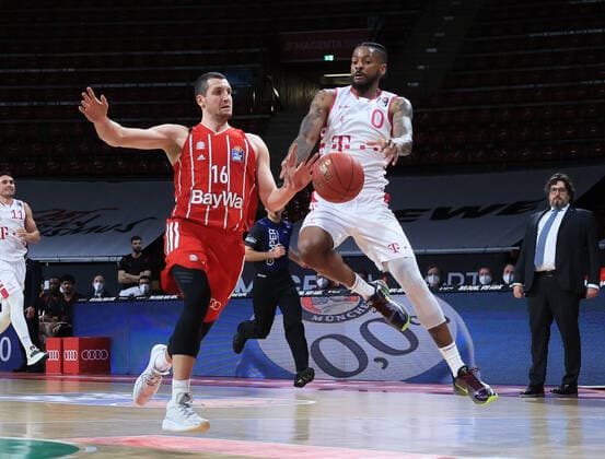 16 03 2021, FC Bayern Baskets vs Telekom Baskets Bonn, Audi Dome, Munich, in the picture Paul Zipser FCB Basketball vs Alex Hamilton telekom baskets Bonn