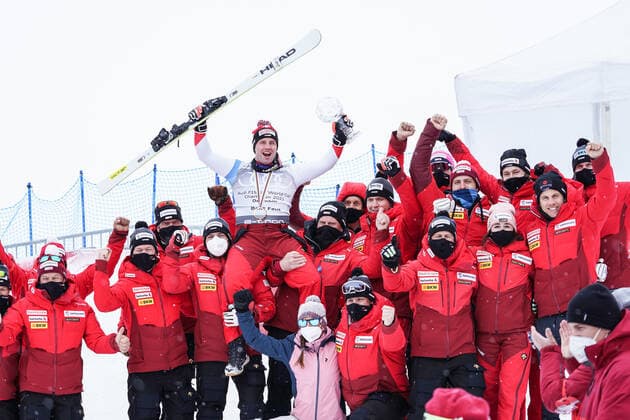 17 03 2021, Lenzerheide, Lenzerheide, Audi FIS Ski World Cup Lenzerheide Downhill Men, Beat Feuz Switzerland is the overall World Cup winner in downhill 2021 Photo with Swiss Ski Team Lenzerheide Lenzerheide Graubünden Switzerland  Copyright: xJustPictures.ch JarixPestelaccix