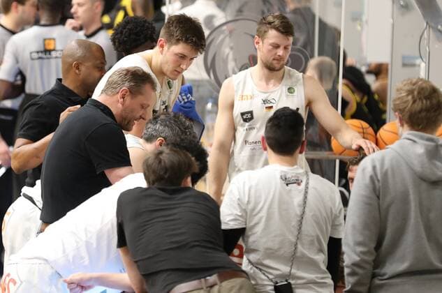 17 03 2021 Basketball Saison 2019 2020 2 Bundesliga Pro A 8 Spieltag Nürnberg Falcons Basketball Club NBC Tigers Tübingen DaMa Ralph Junge Trainer Geschäftsführer Headcoach Nürnberg Falcons BC NBC gives instructions to Team Team