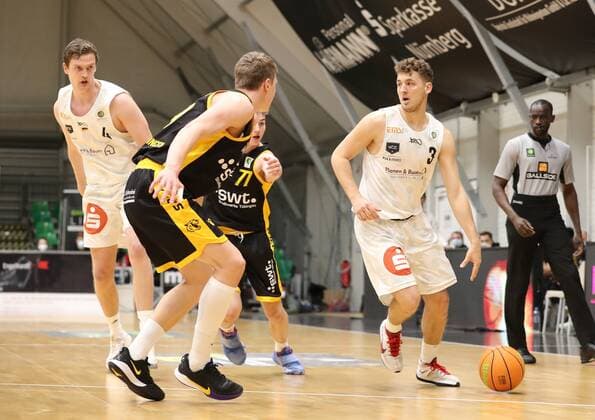 17 03 2021 Basketball Season 2019 2020 2 Bundesliga Pro A 8 Spieltag Nürnberg Falcons Basketball Club NBC Tigers Tübingen DaMa Moritz Sanders 4, Nürnberg Falcons BC NBC Elias Veikko Juhani Valtonen 19, Tigers Tübingen, Tigers Tuebingen Timo Lanmüller Lanmueller 77, Tigers Tübingen, Tigers Tuebingen Marcell Pongo 3, Nürnberg Falcons BC NBC
