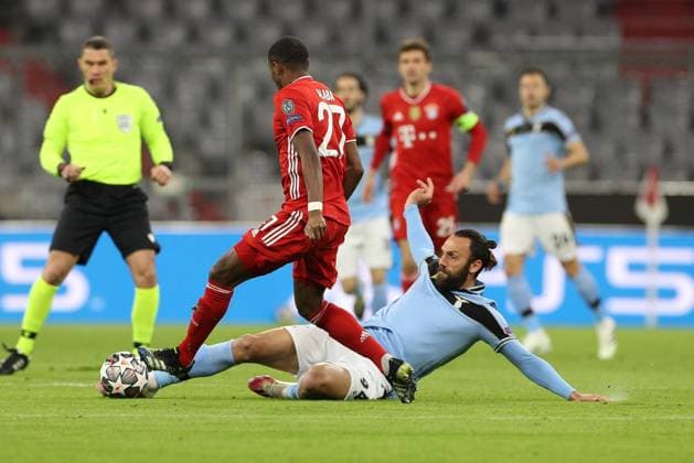 l r in duel, action, with David Alaba 27 FC Bayern Muenchen and Vedat Muriqi 94 Lazio Roma , FC Bayern Muenchen vs Lazio Roma, Champions League, Round of 16, 17 03 2021 Muenchen Bayern Germany Copyright: xkolbert-press ChristianxKolbertx