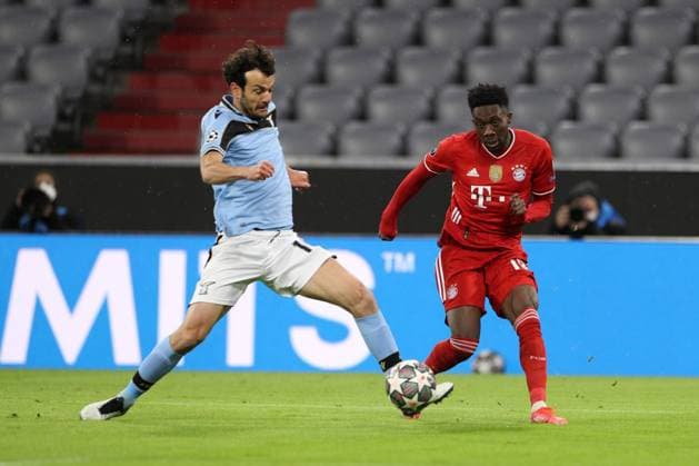 l r in duel, action, with Marco Parolo 16 Lazio Roma and Alphonso Davies 19 FC Bayern Muenchen , FC Bayern Muenchen vs Lazio Roma, Champions League, Round of 16, 17 03 2021 Muenchen Bayern Germany Copyright: xkolbert-press ChristianxKolbertx