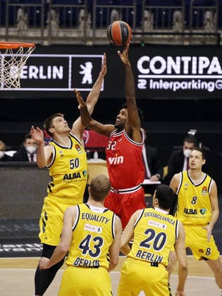 Ben Lammers, Octavius Ellis action game scene duel sports basketball EuroLeague mens season 2020 2021 18 03 2021 ALBA Berlin vs Olympiakos Piraeus Piraeus