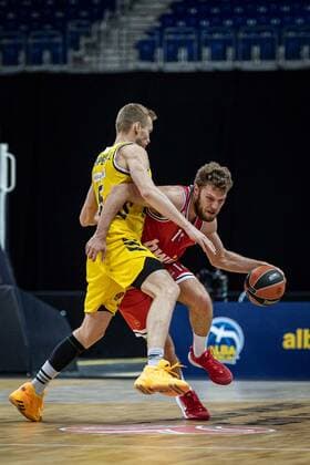 Basketball Berlin 18 03 2021 Season 2020 2021 Euroleague Regular Season Alba Berlin Olympiakos Piraeus Sasha Vezenkov Piraeus, No 14 Niels Giffey Alba Berlin, No 05