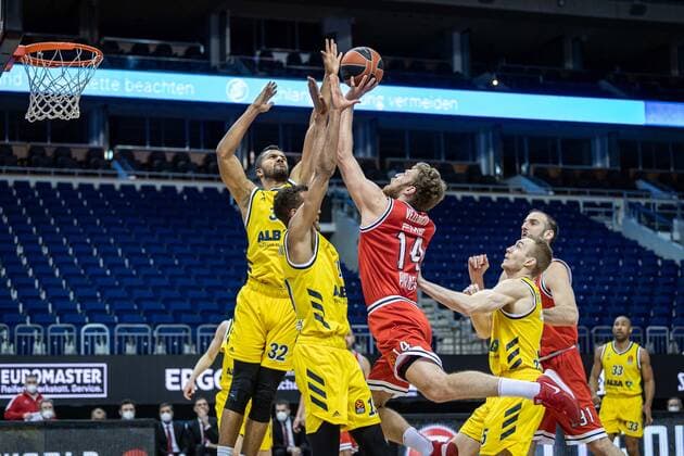 Basketball Berlin 18 03 2021 Season 2020 2021 Euroleague Regular Season Alba Berlin Olympiakos Piraeus Sasha Vezenkov Piraeus, No 14 Johannes Thiemann Alba Berlin, No 32 Louis Olinde Alba Berlin, No 19 Niels Giffey Alba Berlin, No 05
