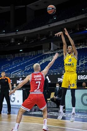 Basketball Berlin 18 03 2021 Season 2020 2021 Euroleague Regular Season Alba Berlin Olympiakos Piraeus Louis Olinde Alba Berlin, No 19 Vassilis Spanoulis Piraeus, No 07