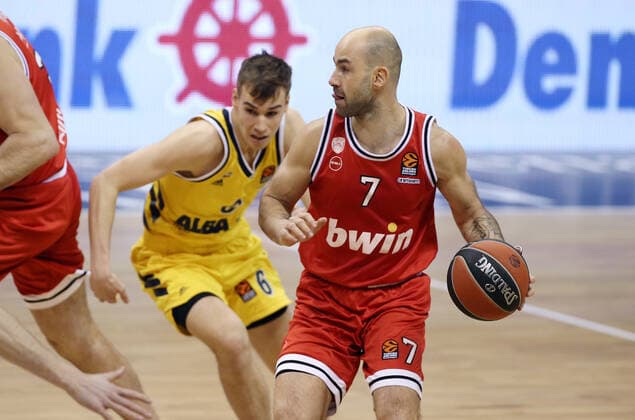 Malte Delow, Vassilis Spanoulis action game scene duel sports basketball EuroLeague mens season 2020 2021 18 03 2021 ALBA Berlin vs Olympiakos Piraeus Piraeus