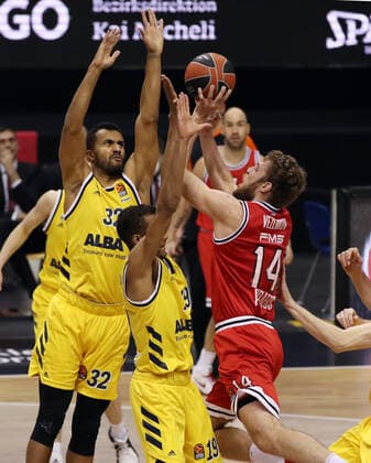 Johannes Thiemann, Louis Olinde, Sasha Vezenkov Action Game Scene Duel Sports Basketball EuroLeague Men Season 2020 2021 18 03 2021 ALBA Berlin vs Olympiakos Piraeus Piraeus