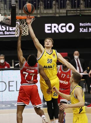 Shaquielle McKissic, Ben Lammers Action Game Scene Duel Sports Basketball EuroLeague Mens Season 2020 2021 18 03 2021 ALBA Berlin vs Olympiakos Piraeus Piraeus.