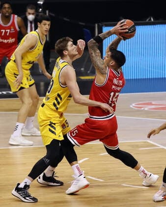 Ben Lammers, Georgios Printezis action game scene duel sports basketball EuroLeague mens season 2020 2021 18 03 2021 ALBA Berlin vs Olympiakos Piraeus Piraeus