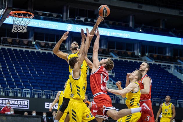 Basketball Berlin 18 03 2021 Season 2020 2021 Euroleague Regular Season Alba Berlin Olympiakos Piraeus Sasha Vezenkov Piraeus, No 14 Johannes Thiemann Alba Berlin, No 32 Louis Olinde Alba Berlin, No 19 Niels Giffey Alba Berlin, No 05