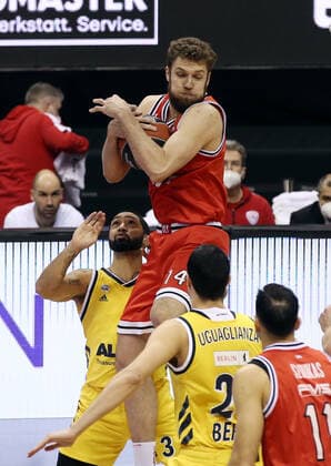 Sasha Vezenkov, Peyton Siva action game scene duel sports basketball EuroLeague mens season 2020 2021 18 03 2021 ALBA Berlin vs Olympiakos Piraeus Piraeus