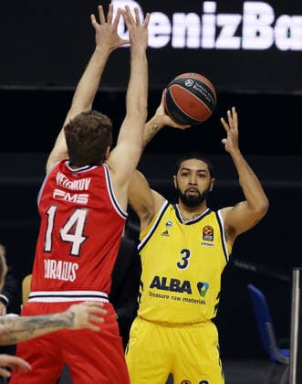 Sasha Vezenkov, Peyton Siva action game scene duel sports basketball EuroLeague mens season 2020 2021 18 03 2021 ALBA Berlin vs Olympiakos Piraeus Piraeus