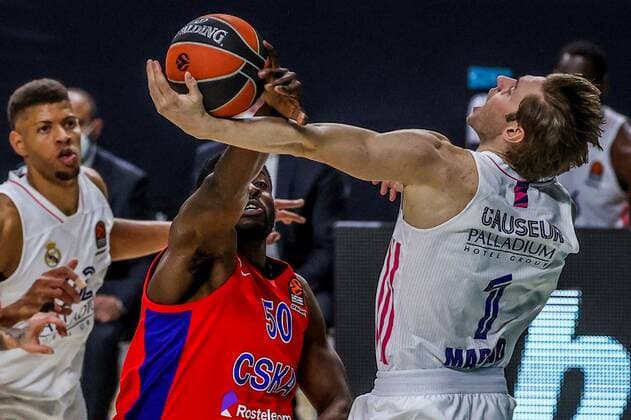 Real Madrid s Fabien Causeur (R) fights for the ball with CSKA s Michael Eric (C) during the Euroleague game between Real Madrid and CSKA Moscow at WiZink Center in Madrid, Spain, 18 March 2021. Real Madrid - CSKA Moscow !ACHTUNG: NUR REDAKTIONELLE NUTZUNG!  Copyright: xJuanJoxMartínx GRAF7822 20210318-637517013720943215