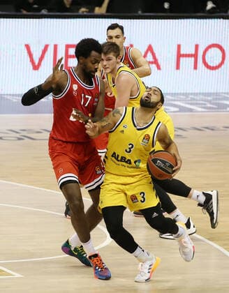 Livio Jean Charles, Peyton Siva Action Game Scene Duel Sports Basketball EuroLeague Mens Season 2020 2021 18 03 2021 ALBA Berlin vs Olympiakos Piraeus Piraeus.