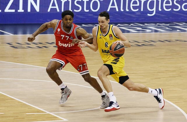 Shaquielle McKissic, Marcus Eriksson Action Game Scene Duel Sports Basketball EuroLeague Mens Season 2020 2021 18 03 2021 ALBA Berlin vs Olympiakos Piraeus Piraeus.
