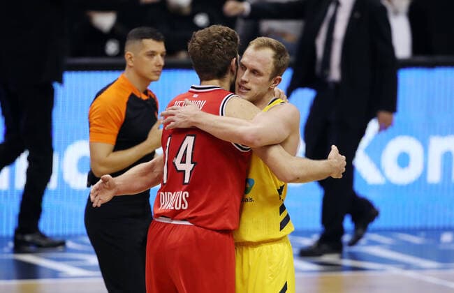 Sasha Vezenkov, Luke Sikma after end of game Sports Basketball EuroLeague Men Season 2020 2021 18 03 2021 ALBA Berlin vs Olympiakos Piraeus Piraeus