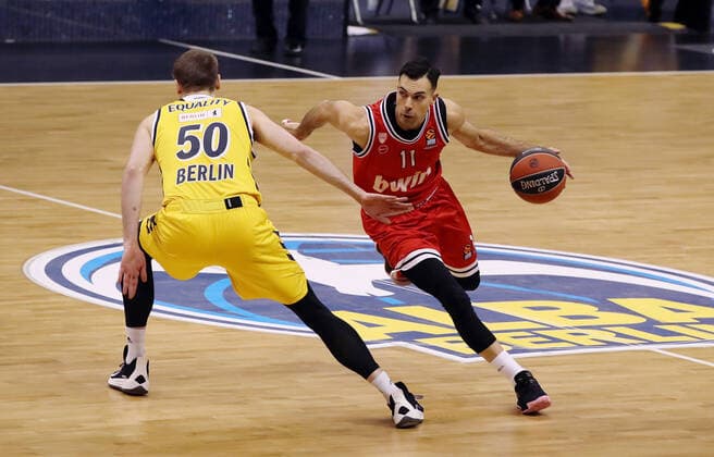 Ben Lammers, Kostas Sloukas action game scene duel sports basketball EuroLeague mens season 2020 2021 18 03 2021 ALBA Berlin vs Olympiakos Piraeus Piraeus