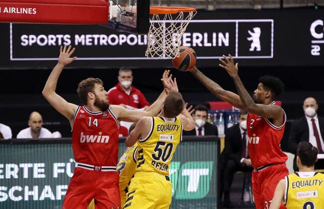 Sasha Vezenkov, Ben Lammers, Octavius Ellis Action Game Scene Duel Sports Basketball EuroLeague Mens Season 2020 2021 18 03 2021 ALBA Berlin vs Olympiakos Piraeus Piraeus.