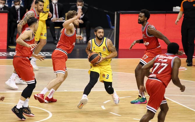 Sasha Vezenkov, Peyton Siva, Livio Jean Charles Action Game Scene Duel Sports Basketball EuroLeague Mens Season 2020 2021 18 03 2021 ALBA Berlin vs Olympiakos Piraeus Piraeus.