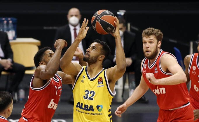 Shaquielle McKissic, Johannes Thiemann, Sasha Vezenkov Action Game Scene Duel Sports Basketball EuroLeague Men Season 2020 2021 18 03 2021 ALBA Berlin vs Olympiakos Piraeus Piraeus