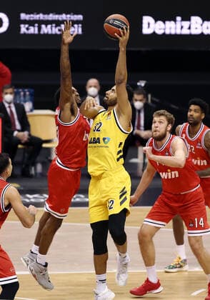 Shaquielle McKissic, Johannes Thiemann, Sasha Vezenkov Action Game Scene Duel Sports Basketball EuroLeague Men Season 2020 2021 18 03 2021 ALBA Berlin vs Olympiakos Piraeus Piraeus