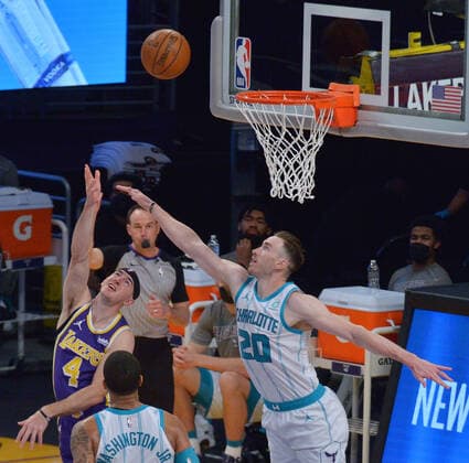 Los Angeles Lakers guard Alex Caruso scores a reverse layup on Charlotte Hornets forward Gordon Hayward during the first half at Staples Center in Los Angeles on Thursday, March 18, 2021. The Lakers defeated the Hornets 116-105.  LAP2021031828 JIMxRUYMEN